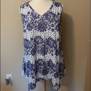 2XL TOP - sleeveless blue and white tunic style.